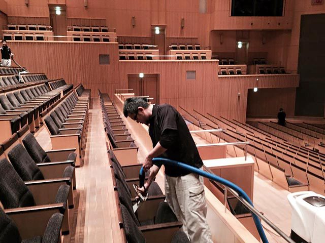 スチームクリーニング作業風景