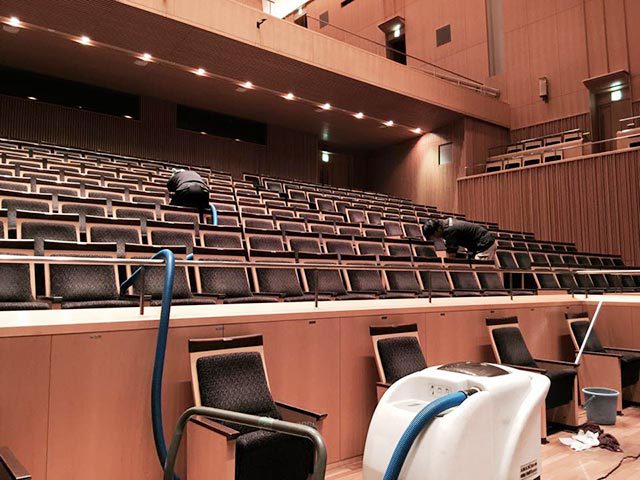 スチームクリーニング作業風景