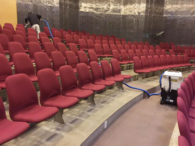 スチームクリーニング作業風景