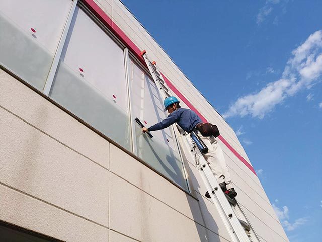 高所ガラス・看板清掃