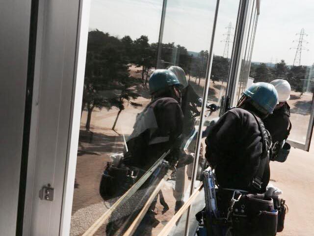 高所ガラス・看板清掃