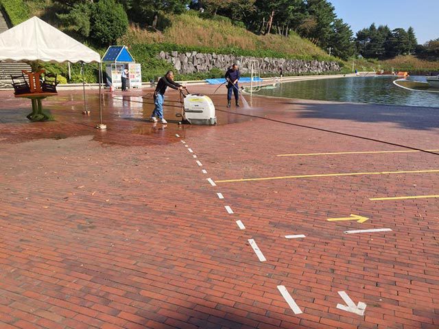 プール高圧洗浄作業