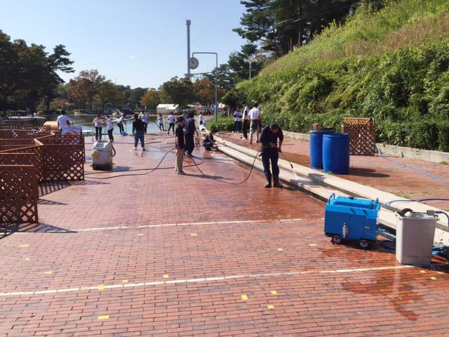 プール高圧洗浄作業